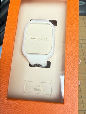 Tory Burch White Silicone Smartwatch Case & Band for Series 7/8/9 (41mm)